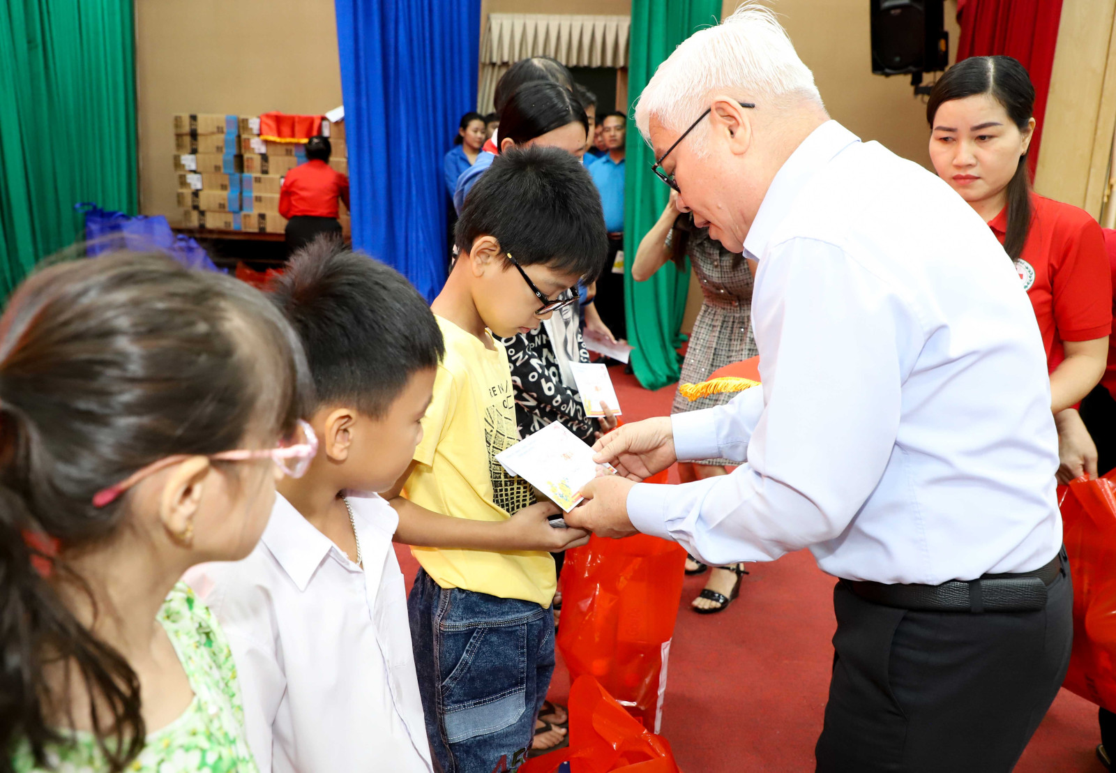 Bí thư Tỉnh ủy Nguyễn Văn Lợi trao quà cho các em học sinh.